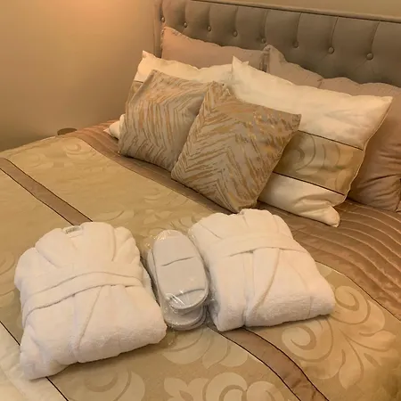 Premium Design, Renovated 2024 Free Parking *