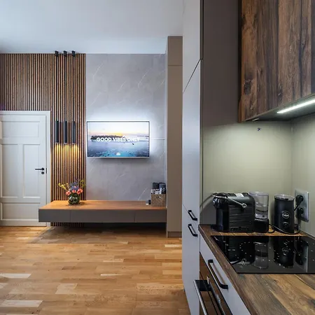 Premium Design, Renovated 2024 Free Parking