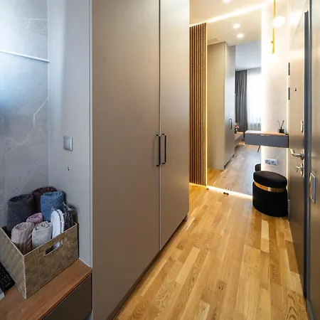 Premium Design, Renovated 2024 Free Parking