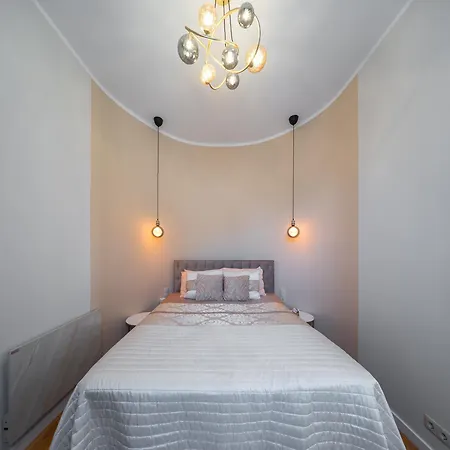 Premium Design, Renovated 2024 Free Parking *