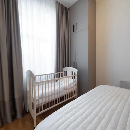 Premium Design, Renovated 2024 Free Parking