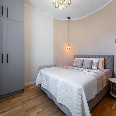 Premium Design, Renovated 2024 Free Parking